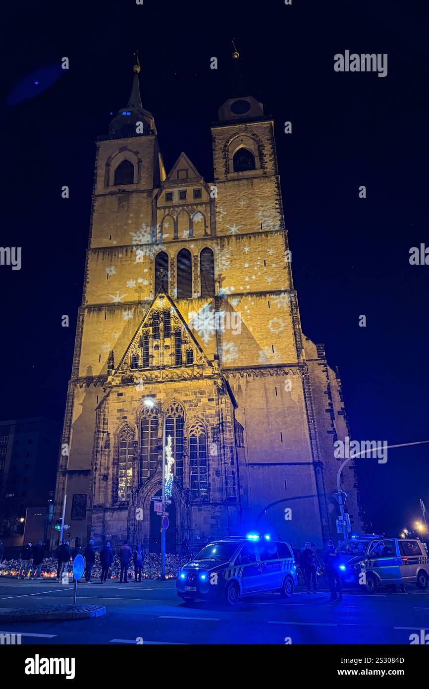 Die Menschen kommen zum trauern nach dem Anschlag auf dem Magdeburger Weihnachtsmarkt zur Johanniskirche *** les gens viennent à l'église Johns pour pleurer après l'attaque du marché de Noël de Magdeburgs Banque D'Images