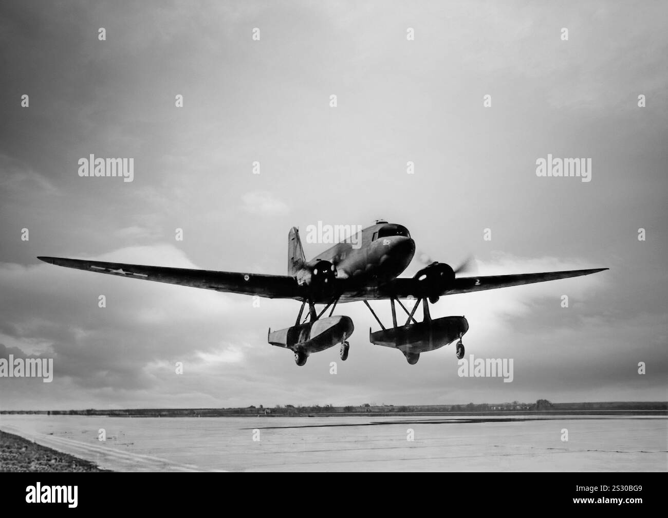 L'amphibien Douglas DC-3 Gooneybird avec les plus grands flotteurs jamais construits, mesurant 42 pieds de long et plus de cinq pieds de large. Chaque flotteur avait un réservoir de carburant de 325 gallons et des roues hydrauliques entièrement rétractables, et pouvait atterrir sur l'eau, la neige ou la terre. Les gouvernes flottantes étaient reliées à la gouverne pneumatique. L'avion pesant 34 162 livres était difficile à lancer dans l'eau agitée, et fonctionnait comme un bâton de pogo lors de l'atterrissage sur autre chose qu'un plan d'eau lisse miroir. Il avait une défaillance de pneu élevée sur terre, et était difficile à gérer lors d'un atterrissage par vent de travers. Banque D'Images