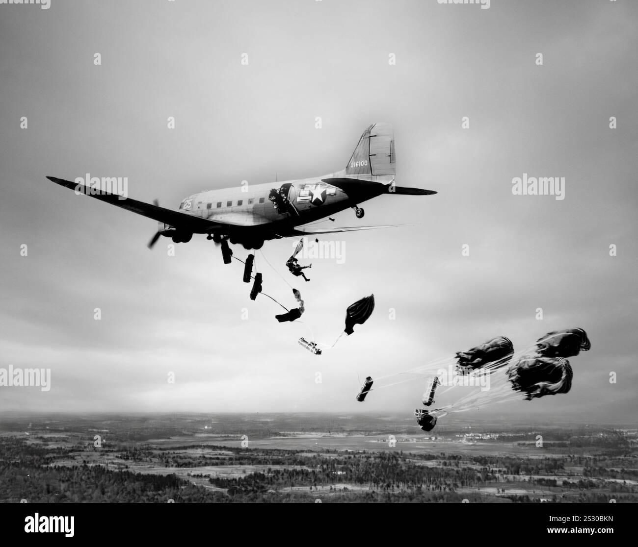 Équipement et troupes en balles d'un porte-troupes Douglas Dakota C-47. Monoplan métallique à aile basse avec train d'atterrissage conventionnel, propulsé par deux moteurs à pistons radiaux, il était rapide, avec une bonne autonomie, fiable et pouvait fonctionner sur de courtes pistes. Pendant la seconde Guerre mondiale, plus de 10 000 versions militaires américaines du DC-3 ont été construites, les forces armées de nombreux pays utilisant le DC-3 et ses variantes militaires pour le transport de troupes, de marchandises et de blessés Banque D'Images