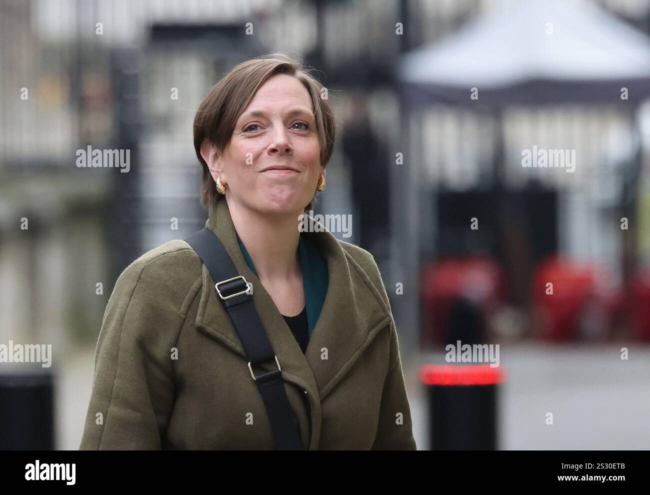 Londres, Royaume-Uni, 8 janvier 2025. Jess Phillips sur Downing Street en route pour PMQ, où elle a décrit sa crainte pour sa propre sécurité après les messages abusifs d'Elon Musk sur les gangs de toilettage. Crédit : Monica Wells/Alamy Live News Banque D'Images