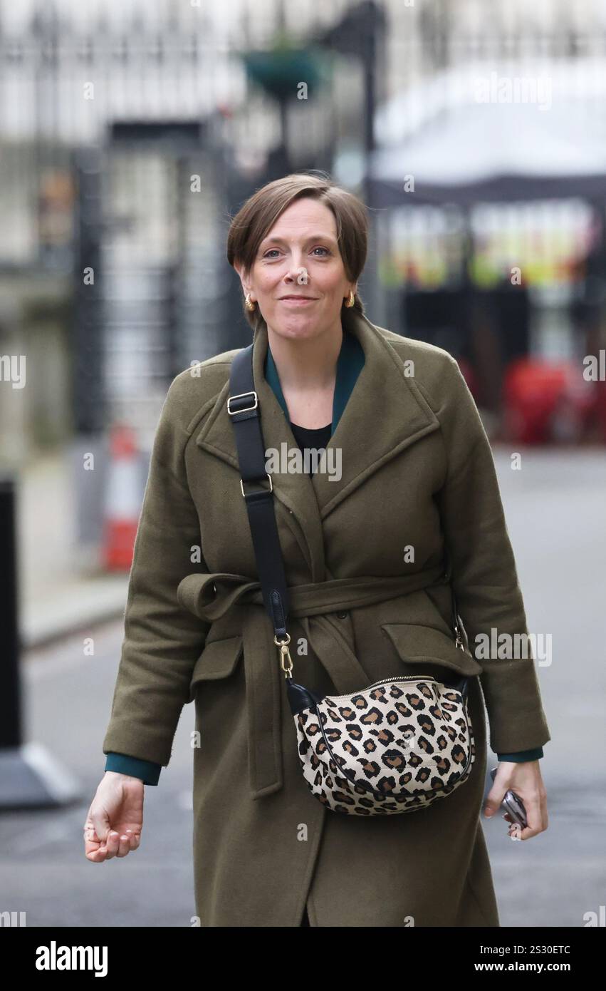 Londres, Royaume-Uni, 8 janvier 2025. Jess Phillips sur Downing Street en route pour PMQ, où elle a décrit sa crainte pour sa propre sécurité après les messages abusifs d'Elon Musk sur les gangs de toilettage. Crédit : Monica Wells/Alamy Live News Banque D'Images