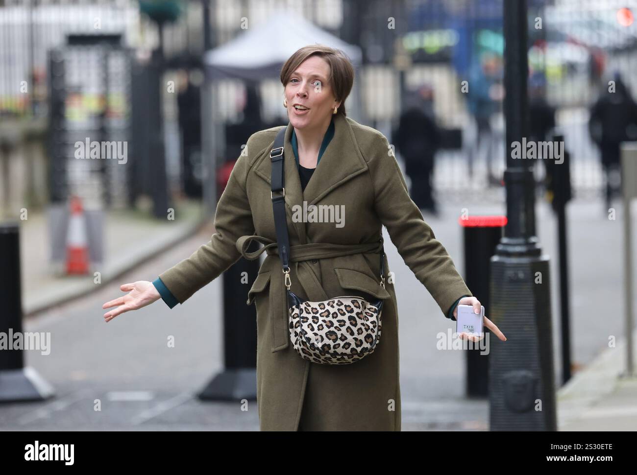 Londres, Royaume-Uni, 8 janvier 2025. Jess Phillips sur Downing Street en route pour PMQ, où elle a décrit sa crainte pour sa propre sécurité après les messages abusifs d'Elon Musk sur les gangs de toilettage. Crédit : Monica Wells/Alamy Live News Banque D'Images