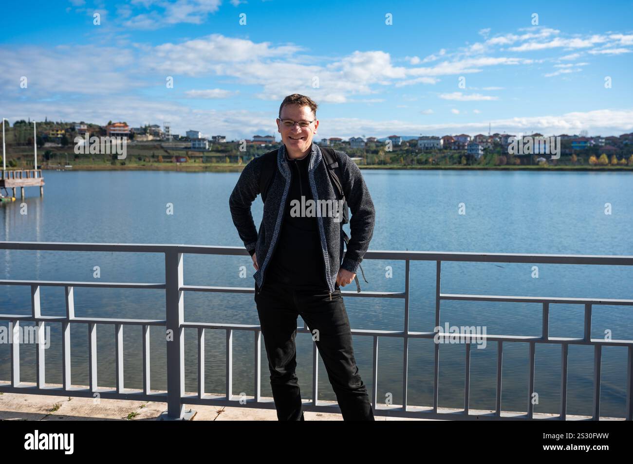 45 ans homme blanc debout au lac Belshi, Albanie. Autorisation du modèle Banque D'Images