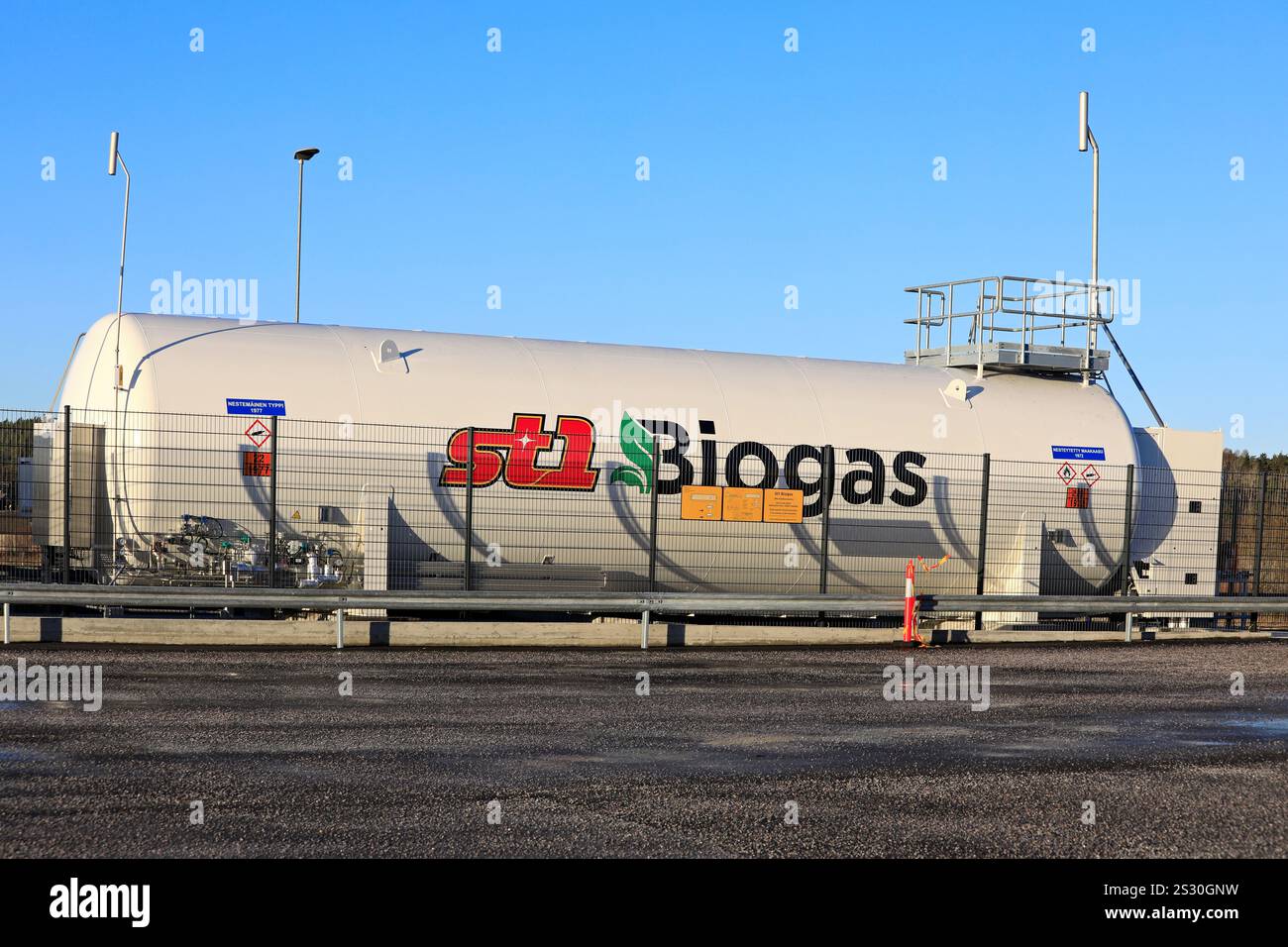 Réservoir de stockage de biogaz ST1 avec logo de la société dans la nouvelle station de remplissage de gaz LBG pour le transport lourd à Halikko, Finlande. 30 décembre 2024. Banque D'Images