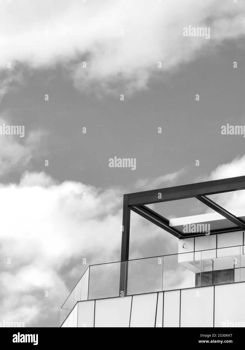 Clôture de balcon moderne contre le ciel avec des nuages Banque D'Images