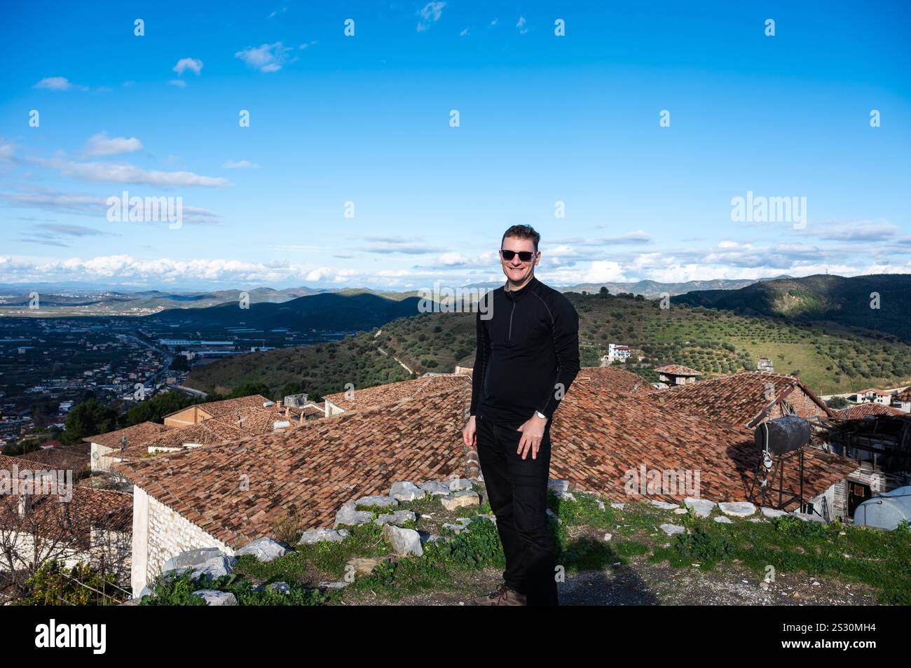 45 yo touriste masculin au château de Berat, Albanie. Autorisation du modèle Banque D'Images