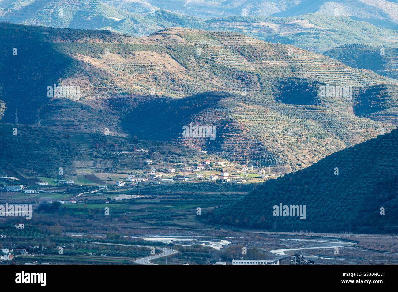 Collines verdoyantes et paysage de basse montagne autour de Berat, Albanie Banque D'Images