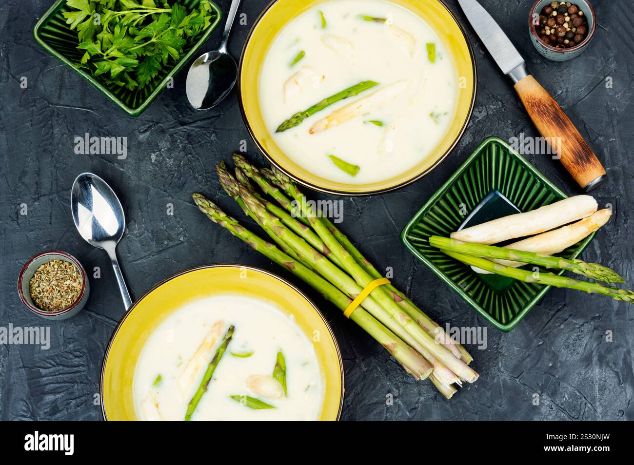 Soupe à la crème diététique avec des asperges blanches et vertes dans un bol . Banque D'Images