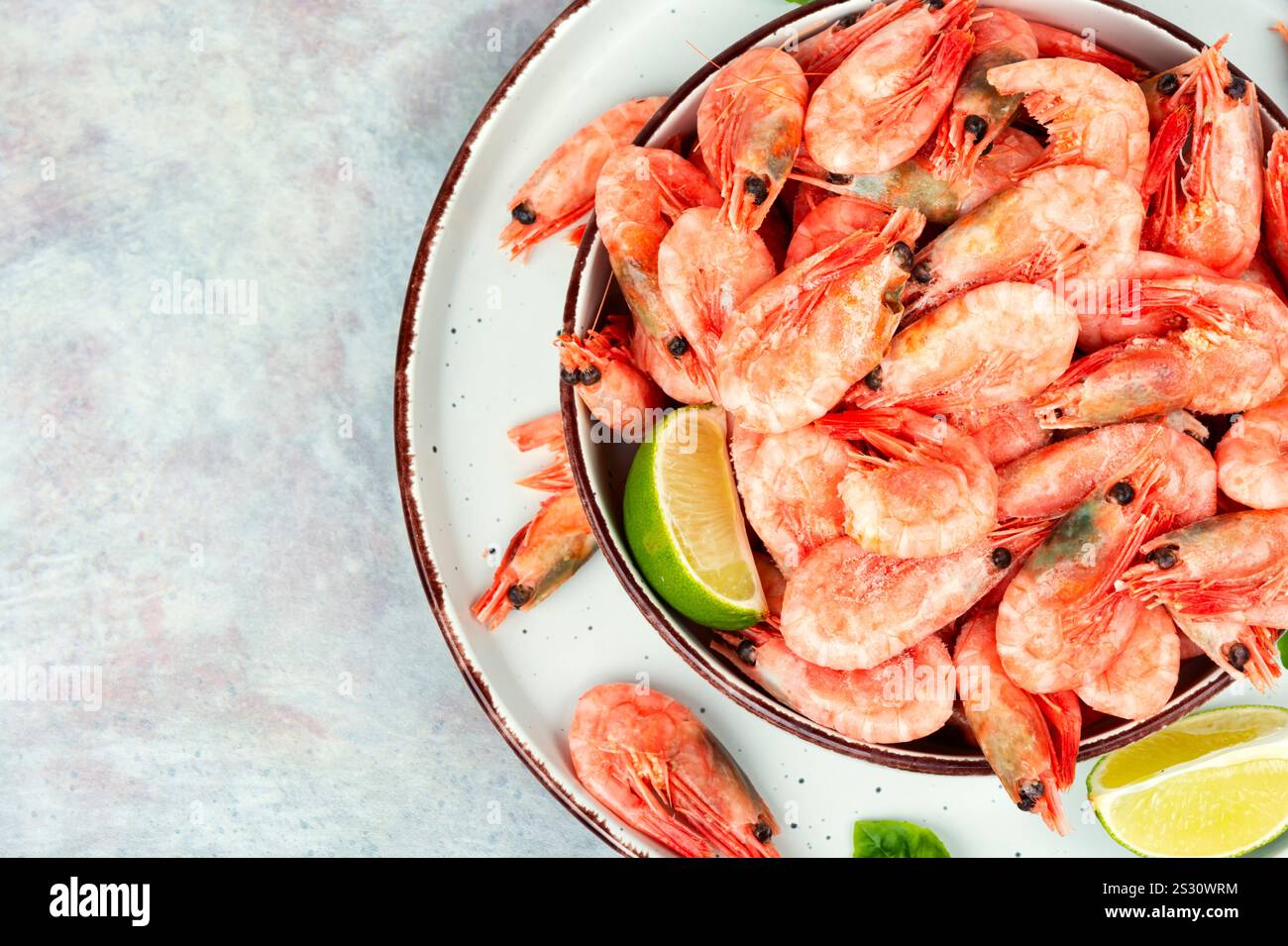 Crevettes ou crevettes fraîches pelées crues dans un bol. Copier l'espace. Espace pour le texte. Banque D'Images