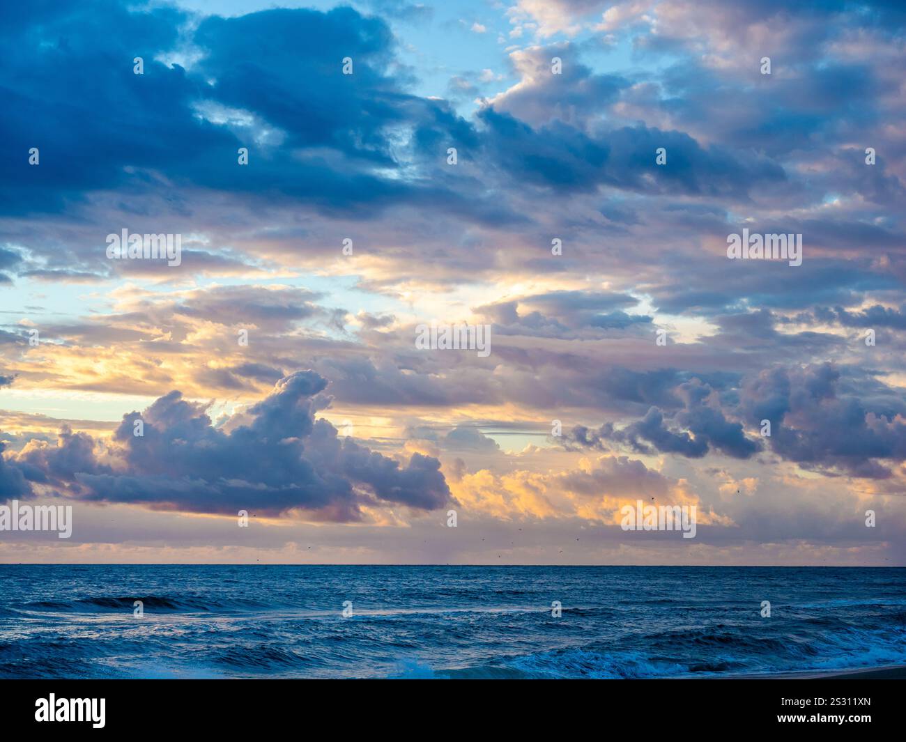Magnifique lever de soleil au Cape Hatteras National Seashore donnant sur l'océan Banque D'Images