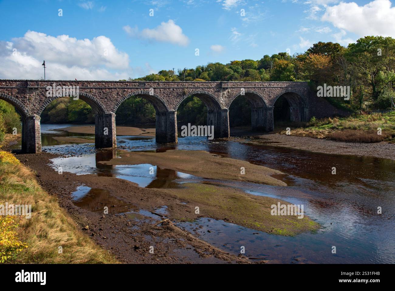 Vue sur le vieux pont de pierre dans la ville de Newport en Irlande Banque D'Images
