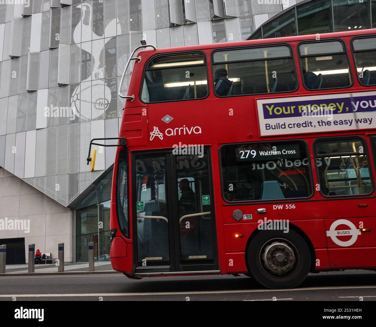 Londres, Royaume-Uni. 08 janvier 2025. Un bus rouge londonien passe devant le Tottenham Hotspur Stadium pendant la demi-finale de la Carabao Cup First Leg Tottenham Hotspur vs Liverpool au Tottenham Hotspur Stadium, Londres, Royaume-Uni, 8 janvier 2025 (photo par Mark Cosgrove/News images) à Londres, Royaume-Uni le 1/8/2025. (Photo de Mark Cosgrove/News images/SIPA USA) crédit : SIPA USA/Alamy Live News Banque D'Images