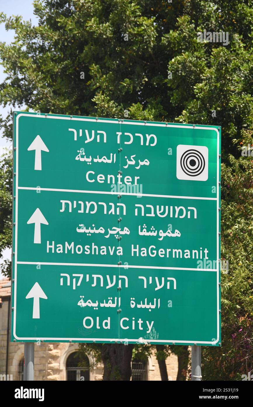 Panneau de direction urbain - Jérusalem, Israël Banque D'Images