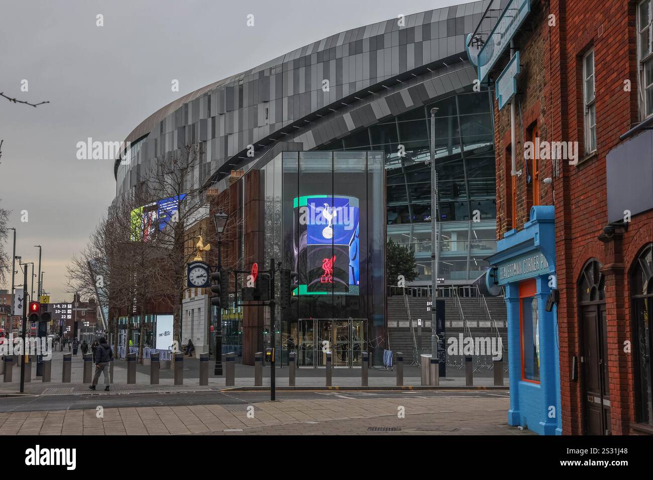 Une vue générale du Tottenham Hotspur Stadium avecTottenham vs Liverpool sur l'écran LCD lors de la demi-finale de la Carabao Cup First Leg Tottenham Hotspur vs Liverpool au Tottenham Hotspur Stadium, Londres, Royaume-Uni, 8 janvier 2025 (photo par Mark Cosgrove/News images) à Londres, Royaume-Uni le 1/8/2025. (Photo Mark Cosgrove/News images/SIPA USA) Banque D'Images