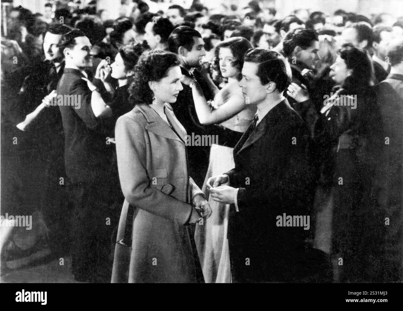 DANSE AVEC LE CRIME SHEILA SIM, centre gauche, DIANA DORS centre droite arrière-plan, RICHARD ATTENBOROUGH date : 1947 Banque D'Images