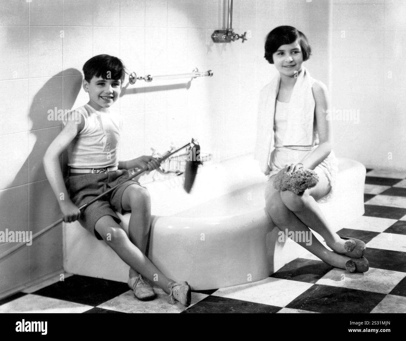 ROSES ROUGE FONCÉ JACK ET JILL CLAYTON date : 1929 Banque D'Images