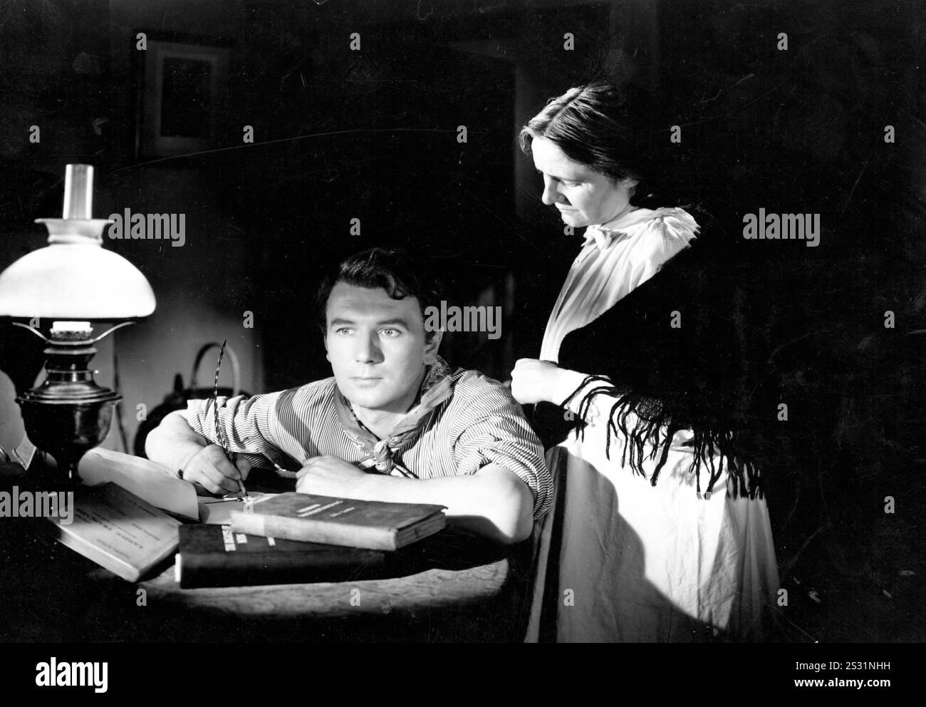 LA RENOMMÉE EST L'ÉPERON MICHAEL REDGRAVE ET JEAN SHEPEARD COPYRIGHT : TWO CITIES/RANK FILM/CARLTON INTERNATIONAL date : 1946 Banque D'Images