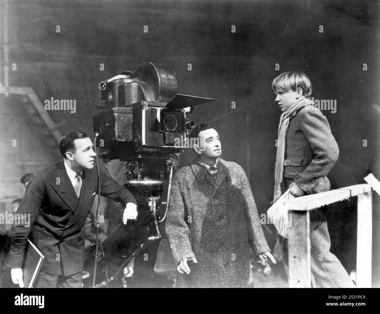 Le producteur RONALD NEAME et le réalisateur DAVID S'APPUIENT sur le plateau de GRANDES ATTENTES [BR 1946] avec ANTHONY WAGER qui joue 'Pip'. Date : 1946 Banque D'Images