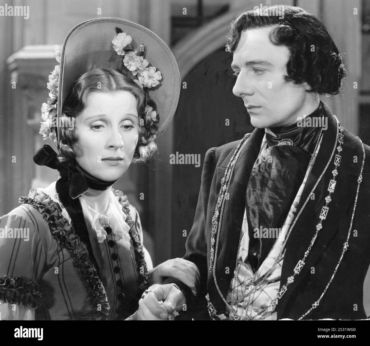 LE PREMIER MINISTRE DIANA WYNYARD DANS LE RÔLE DE MARY ANNE WYNDHAM LEWIS , JOHN GIELGUD DANS LE RÔLE DE BENJAMIN DISRAELI VENANT DE PRONONCER SON PREMIER DISCOURS INFRUCTUEUX À LA CHAMBRE DES COMMUNES date : 1941 Banque D'Images