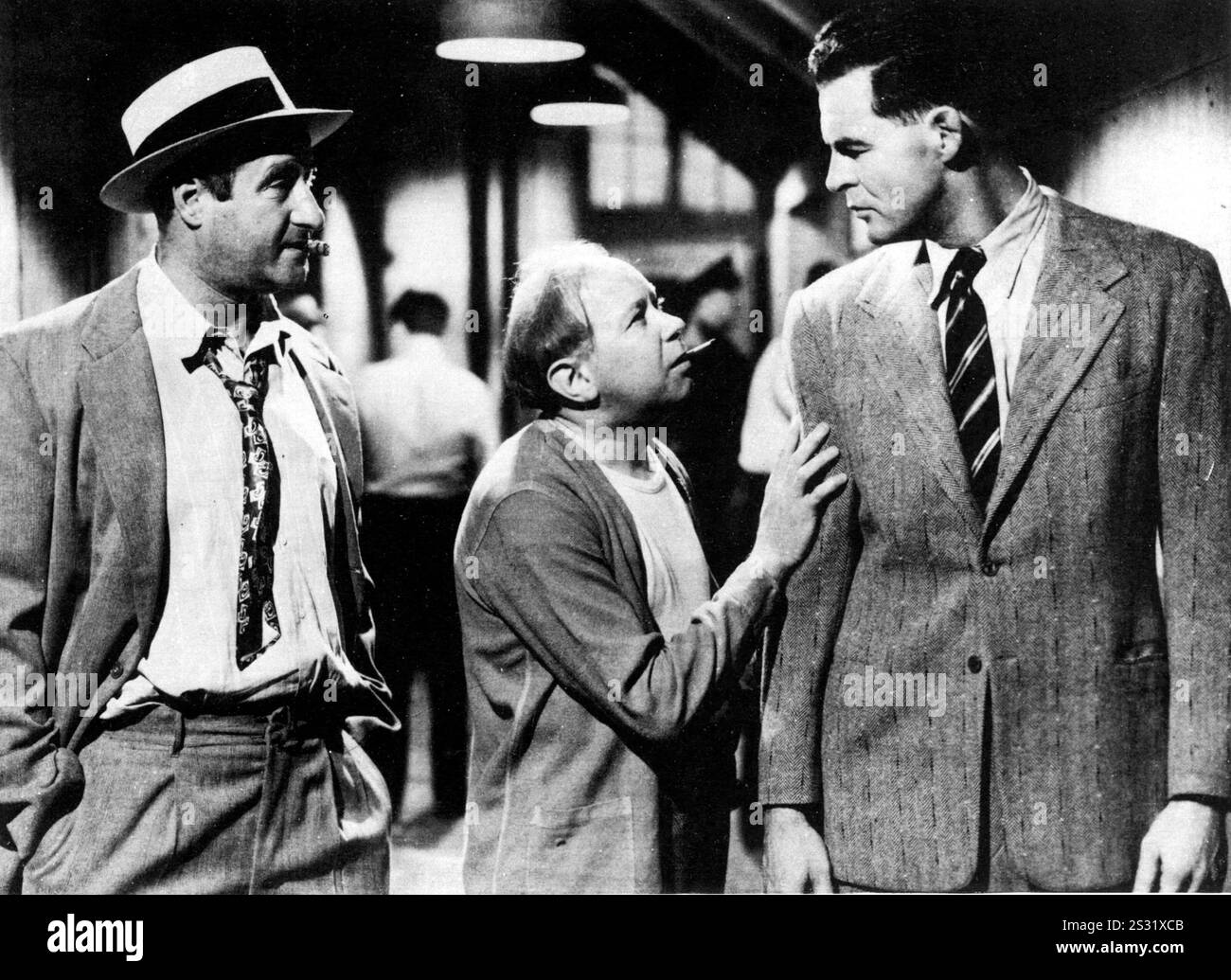 L'INSTALLATION A MIS EN PLACE GEORGE TOBIAS, PERCY HELTON, ROBERT RYAN date : 1949 Banque D'Images