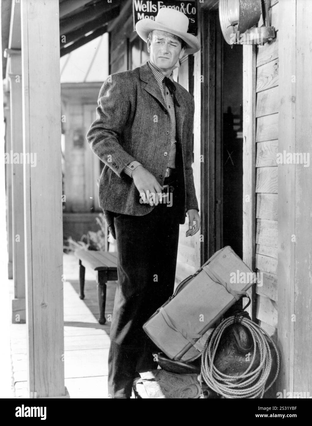 TALL IN THE SELLE RKO RADIO PHOTOS JOHN WAYNE date : 1944 Banque D'Images