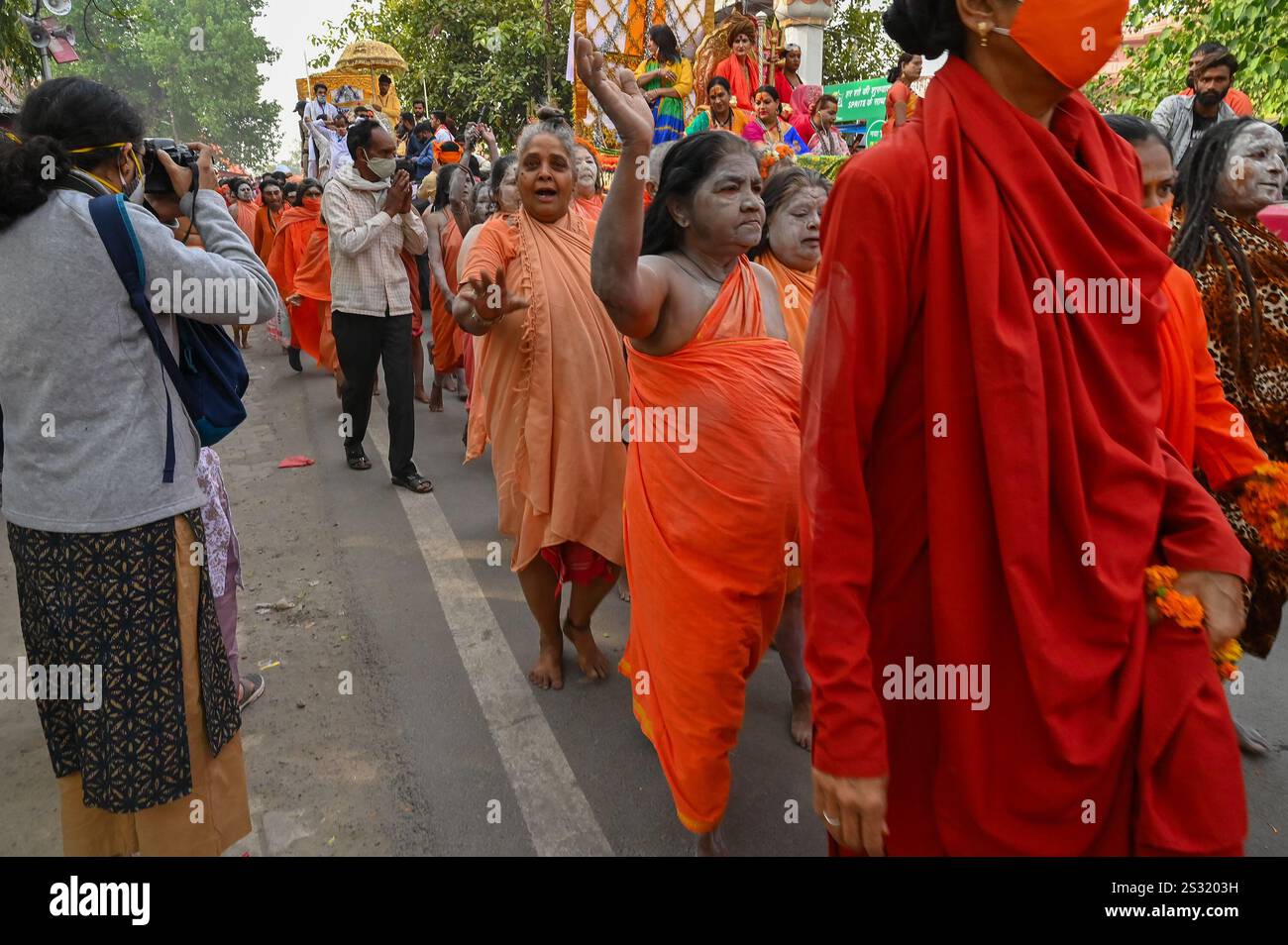 Haridwar, Uttarakhand, Inde - 15 avril 2021 : moines hindoues, sannyasins, marchant pour shahi snaan sur le fleuve Saint du gange à Kumbhmela. Banque D'Images