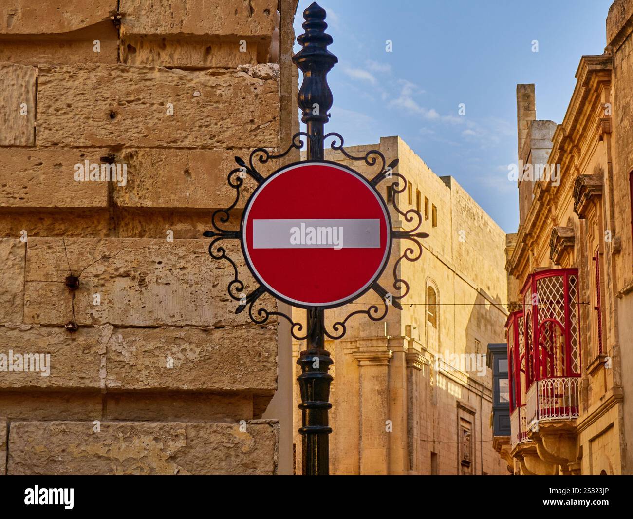 Panneau de rue à sens unique dans la vieille ville médiévale de Mdina Banque D'Images