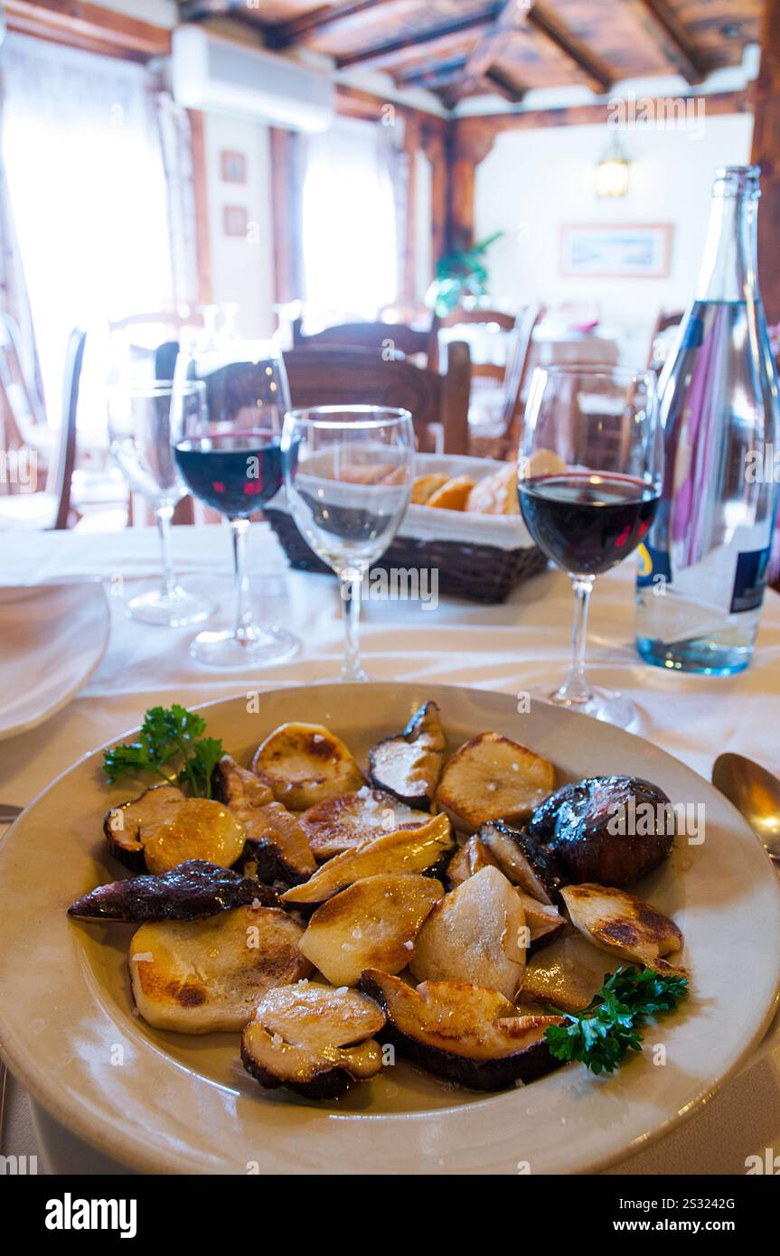 Ration de champignons grillés dans un restaurant. Rascafria, Province de Madrid, Espagne. Banque D'Images