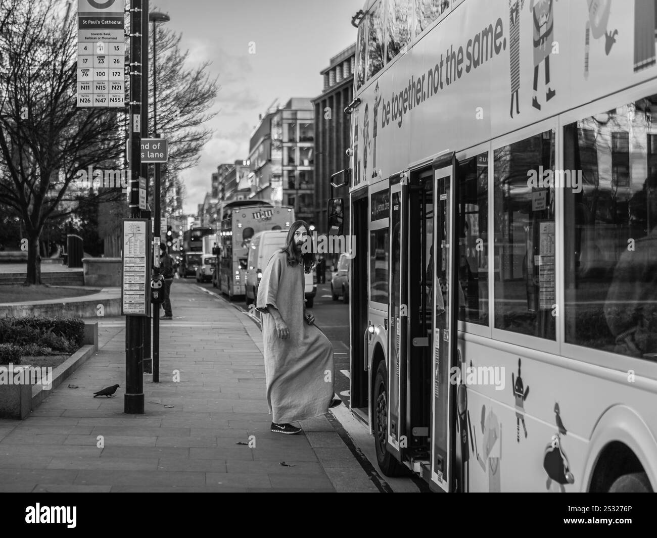 Un personnage de Jésus monte à bord d'un bus à Londres. Banque D'Images