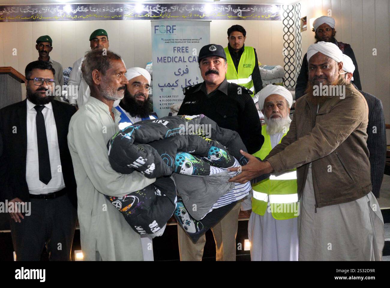 Des châles et des couvertures chauds sont distribués aux prisonniers lors du camp médical gratuit organisé par la Faizan Global relief Foundation (FGRF), à la prison centrale de Hyderabad le mercredi 8 janvier 2025. Banque D'Images