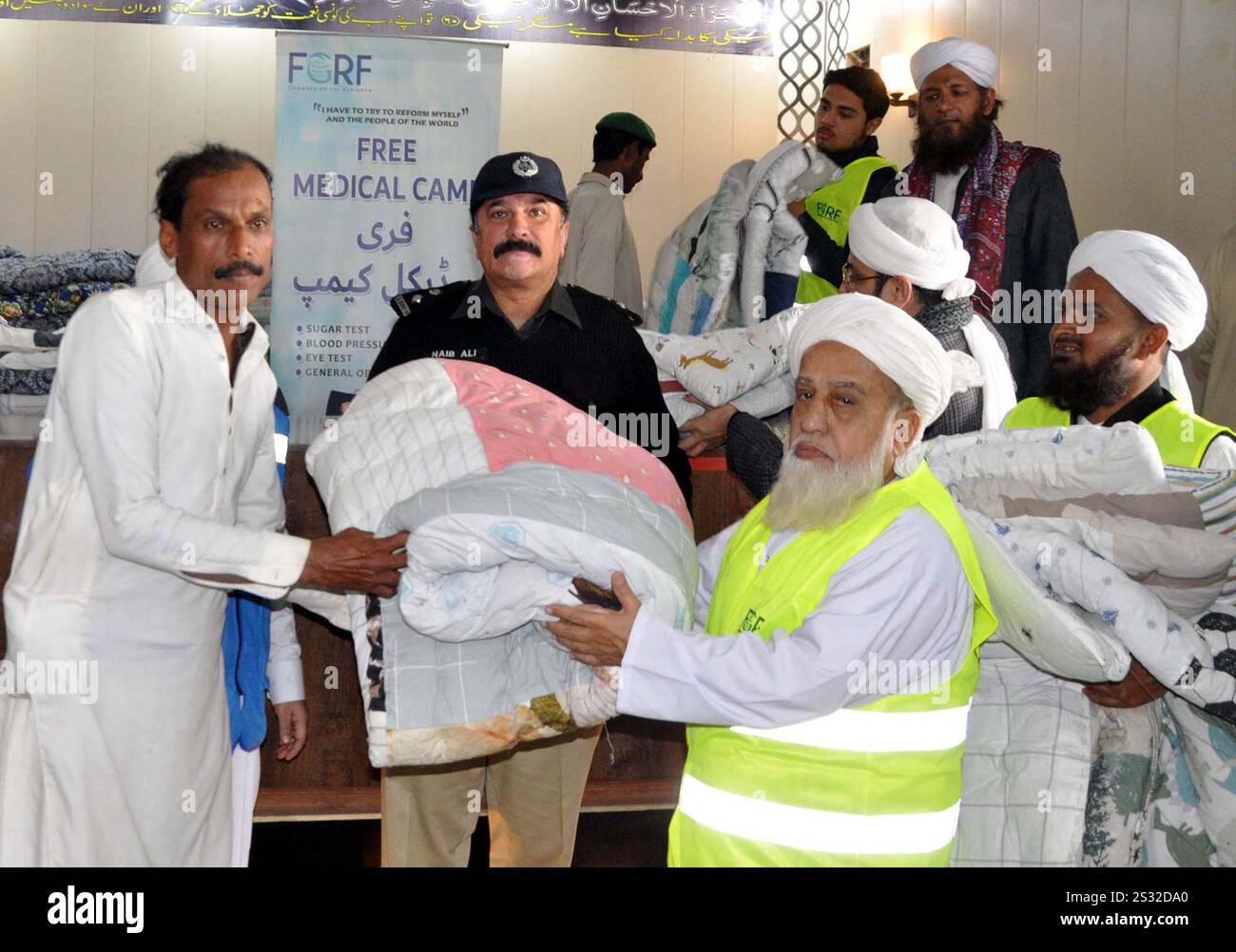 Des châles et des couvertures chauds sont distribués aux prisonniers lors du camp médical gratuit organisé par la Faizan Global relief Foundation (FGRF), à la prison centrale de Hyderabad le mercredi 8 janvier 2025. Banque D'Images