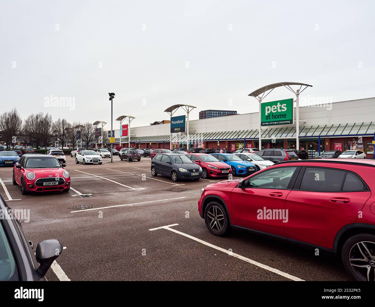 Salford, Manchester, Royaume-Uni, 04-01-2025 : centre commercial occupé parking Regent Road magasins. Banque D'Images