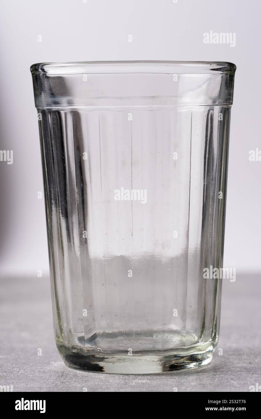 Verre vide sur fond gris. Gros plan Banque D'Images