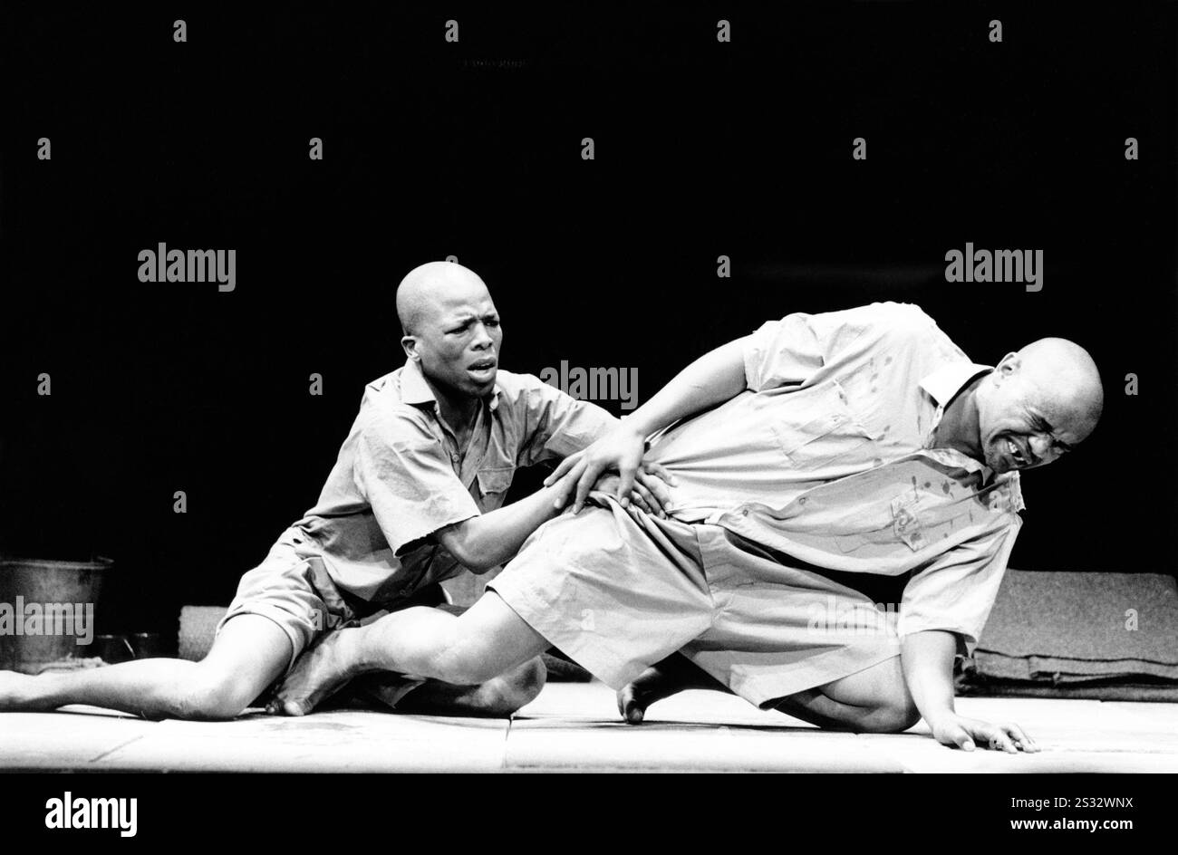de gauche à droite : John Kani, Winston Ntshona dans L'ÎLE par Athol Fugard, John Kani et Winston Ntshona au Royal court Theatre, Londres SW1 02/01/1974 design : Douglas Heap réalisateur : Athol Fugard Banque D'Images