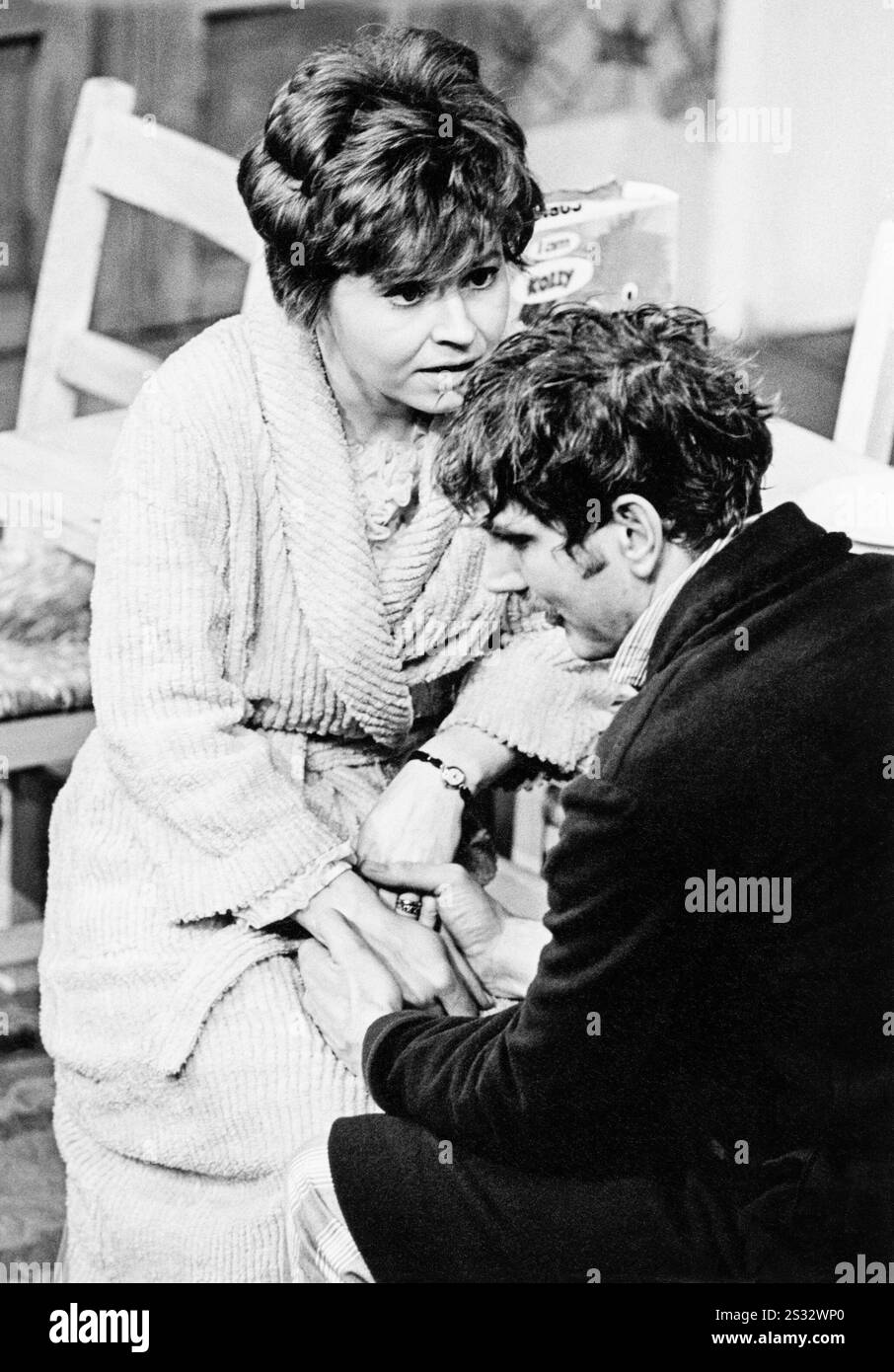 Prunella Scales (Esther Goonahan), Stephen Moore (Mick Goonahan) dans IT’S A TWO-FOOT-SIX-INCH-OVER-THE-GROUND WORLD par Kevin Laffan au Wyndham’s Theatre, Londres WC2 13/01/1970 design : Karen Mills éclairage : Kenneth Vowles réalisateur : Val May Banque D'Images