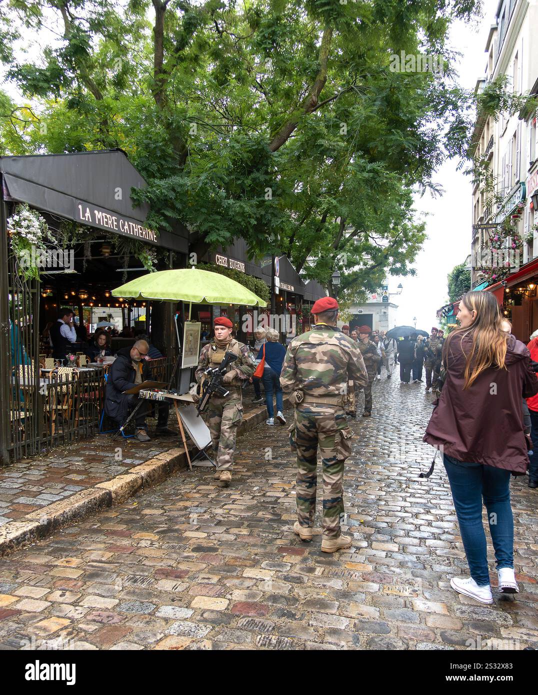 Soldats armés dans les rues de Paris, France Banque D'Images