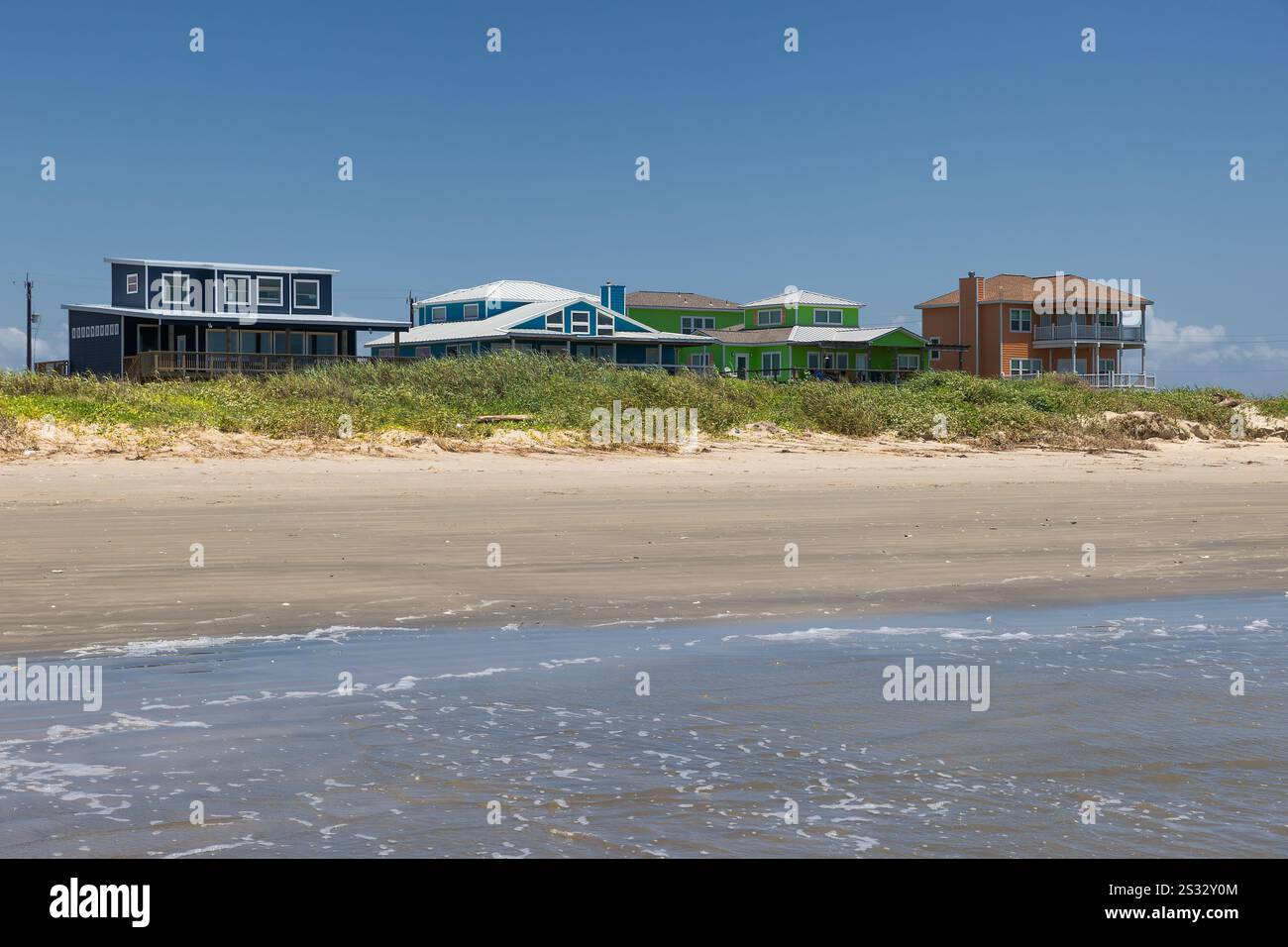 Maisons le long de Jamaica Beach par une journée ensoleillée sur les rives de la côte du golfe au Texas, États-Unis Banque D'Images