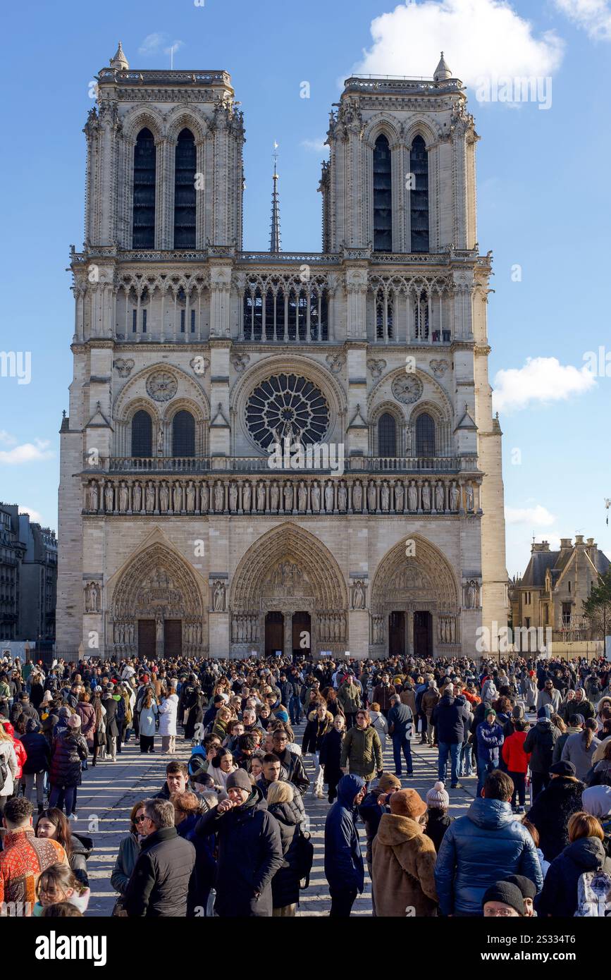 Paris, France, 01.03.2025 personnes attendent dans la queue pour entrer dans la notre Dame récemment restaurée par une journée ensoleillée d'hiver. Banque D'Images