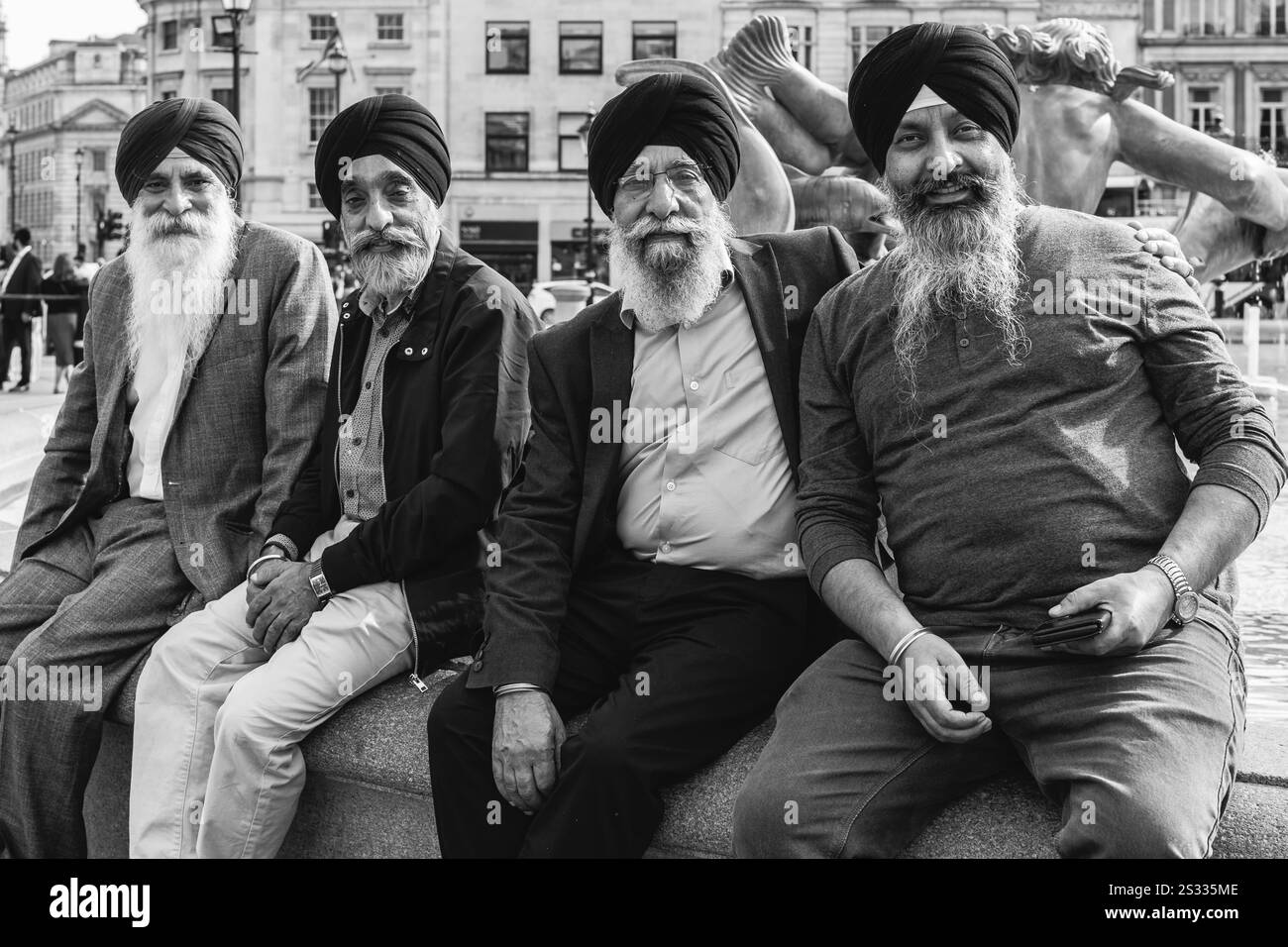 Un groupe d'hommes sikhs à Trafalgar Square à Londres. Banque D'Images
