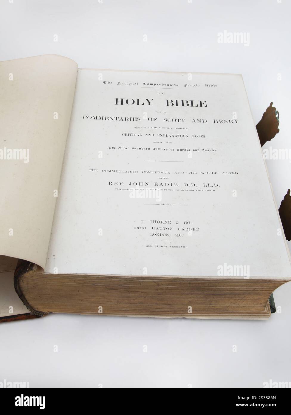 Antique XIXe siècle la Bible de la famille nationale illustrée avec des commentaires de Henry et Scott Banque D'Images