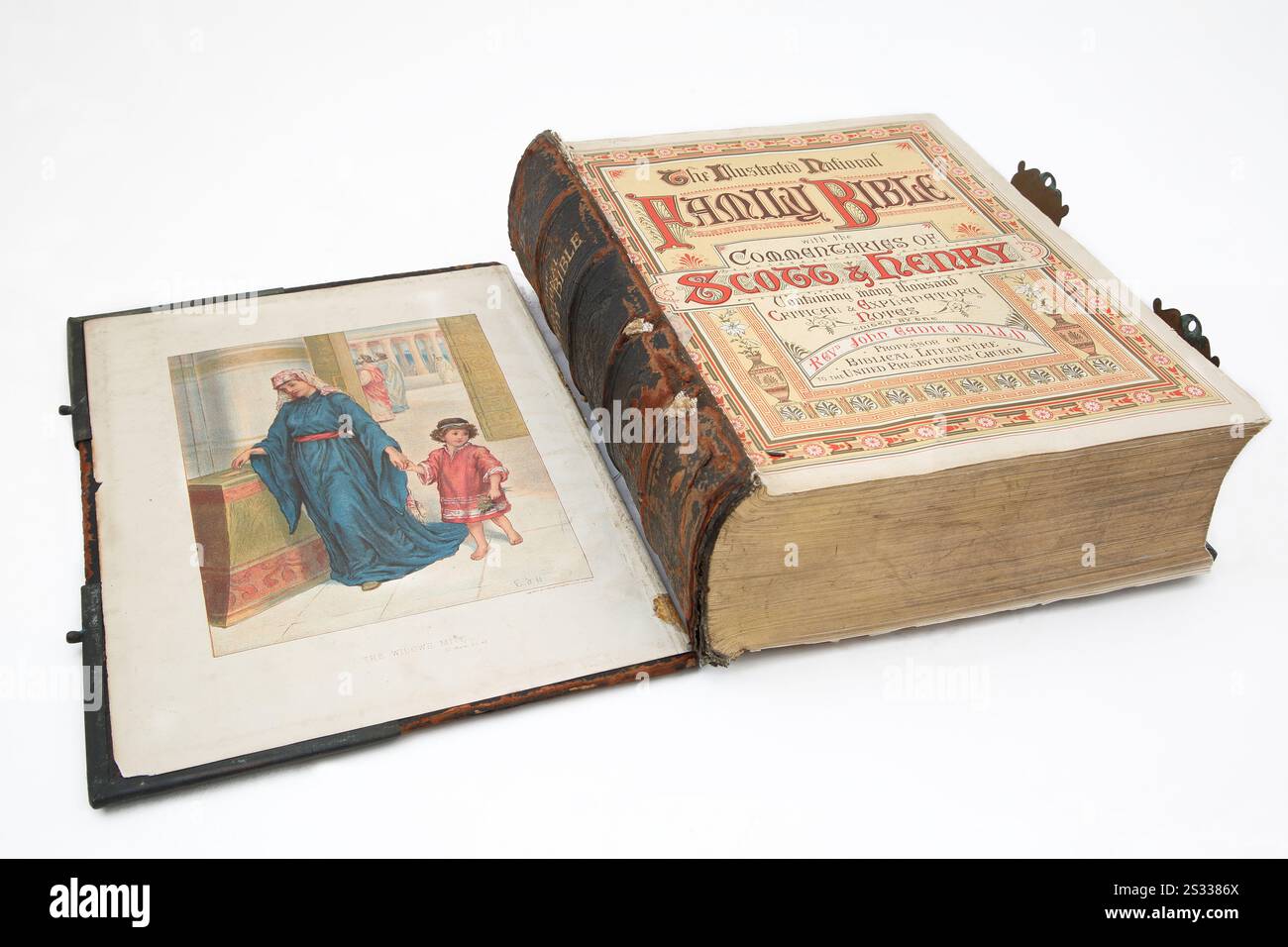 Antique XIXe siècle la Bible de la famille nationale illustrée avec des commentaires de Scott et Henry montrant l'illustration de l'acarien de la veuve Banque D'Images