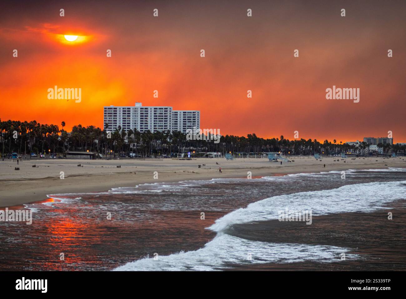 Los Angeles, États-Unis. 8 janvier 2025. Des panaches de fumée dérivent au-dessus de la plage de Santa Monica et de l'océan Pacifique alors que le feu de Pacific Palisades brûle près de Los Angeles, en Californie. Des vents violents et des conditions sèches devraient intensifier les feux de forêt dans les Palisades du Pacifique. Crédit : Stu Gray/Alamy Live News. Banque D'Images