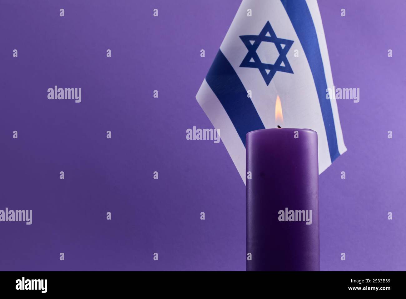 Journée commémorative de l'Holocauste. Bougie et drapeau Banque D'Images