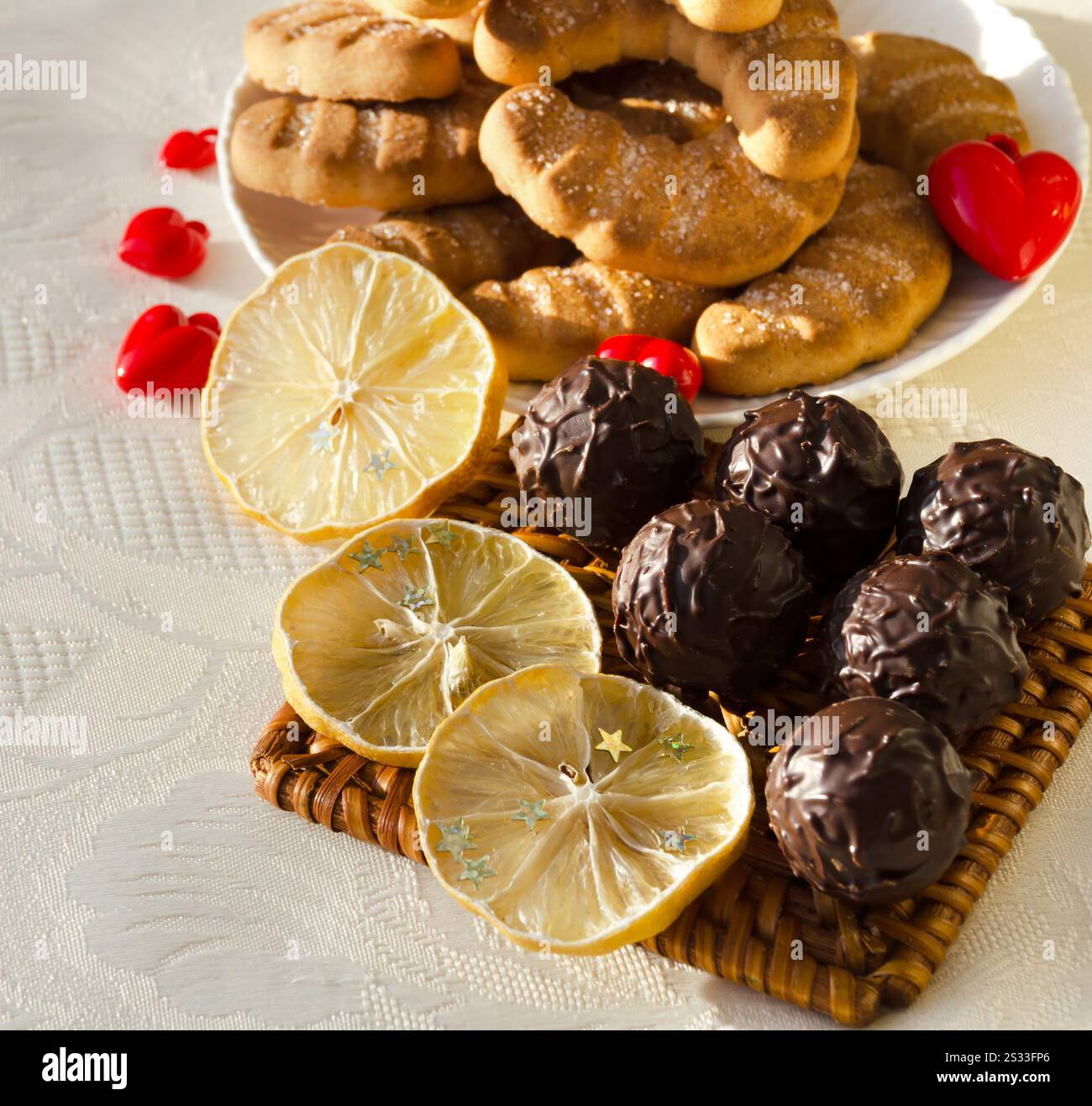 Chocolats, citron séché et coeurs rouges pour la Saint-Valentin. Délicieux dessert. Banque D'Images