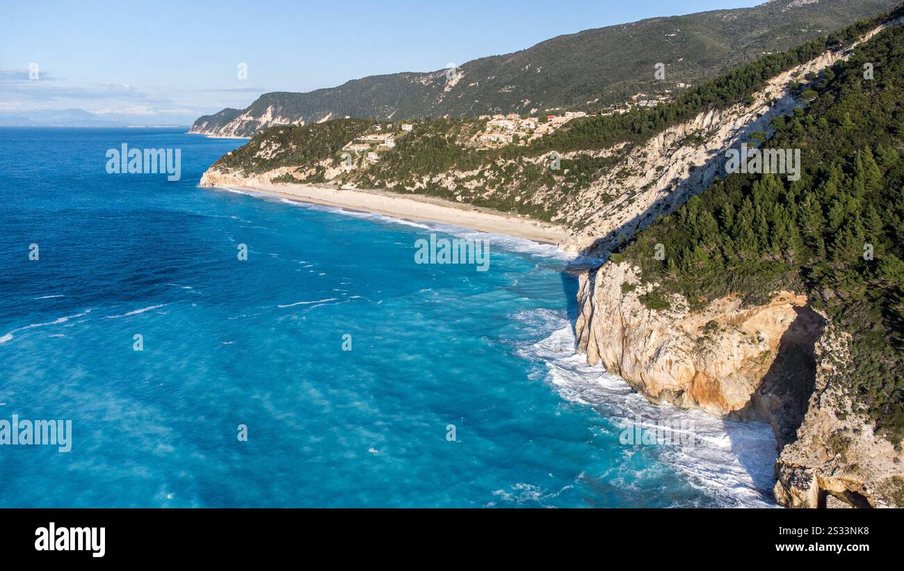 Une vue aérienne expansive mettant en valeur une falaise étonnante surplombant gracieusement le vaste océan ci-dessous, mettant en valeur la beauté naturelle Banque D'Images