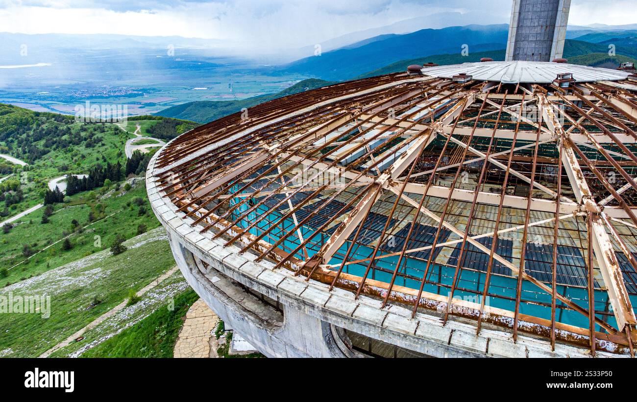 Cette image capture une vue aérienne mettant en valeur un bâtiment unique qui dispose d'une piscine située élégamment sur son toit Banque D'Images