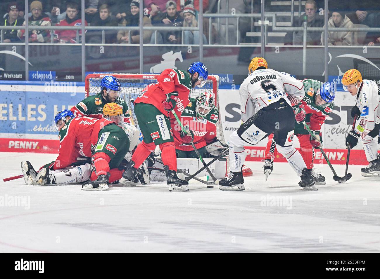 Augsburg, Deutschland. 08 janvier 2025. Gemeinsam koennen die panther um Strauss MANN (Augsburger Panther #38) einen Gegentreffer verhindern/DEL : Augsburger Panther - Fischtown Pinguins, Curt Frenzel Stadion AM 08.01.2025 crédit : dpa/Alamy Live News Banque D'Images