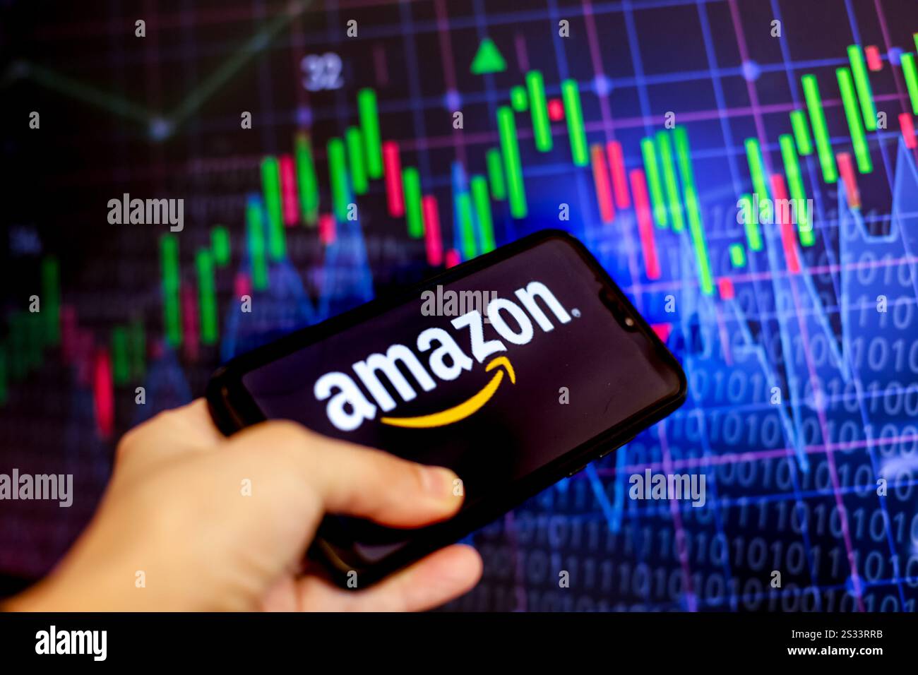 Dans cette illustration photo, le logo Amazon, une plate-forme de commerce électronique en ligne, est affiché sur un écran de smartphone contre un écran d'ordinateur avec une image Banque D'Images