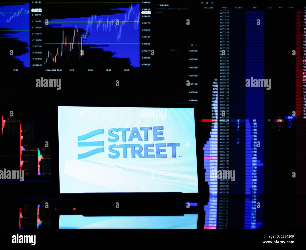 Allemagne. 08 janvier 2025. Dans cette illustration photo, le logo de State Street Corporation est affiché sur un moniteur. (Photo de Igor Golovniov/SOPA images/SIPA USA) *** strictement à des fins éditoriales *** crédit : SIPA USA/Alamy Live News Banque D'Images Allemagne. 08 janvier 2025. Dans cette illustration photo, le logo de State Street Corporation est affiché sur un moniteur. (Photo de Igor Golovniov/SOPA images/SIPA USA) *** strictement à des fins éditoriales *** crédit : SIPA USA/Alamy Live News Banque D'Images