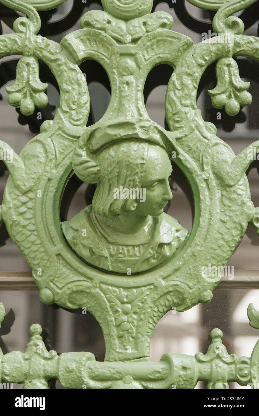 photo de tête d'un homme dans une porte d'entrée antique en fer forgé Banque D'Images